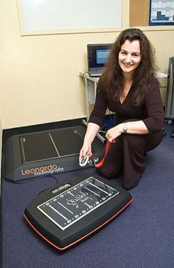 Dr. Silmara Gusso and the WBVT plate (Photo courtesy of the University of Auckland).